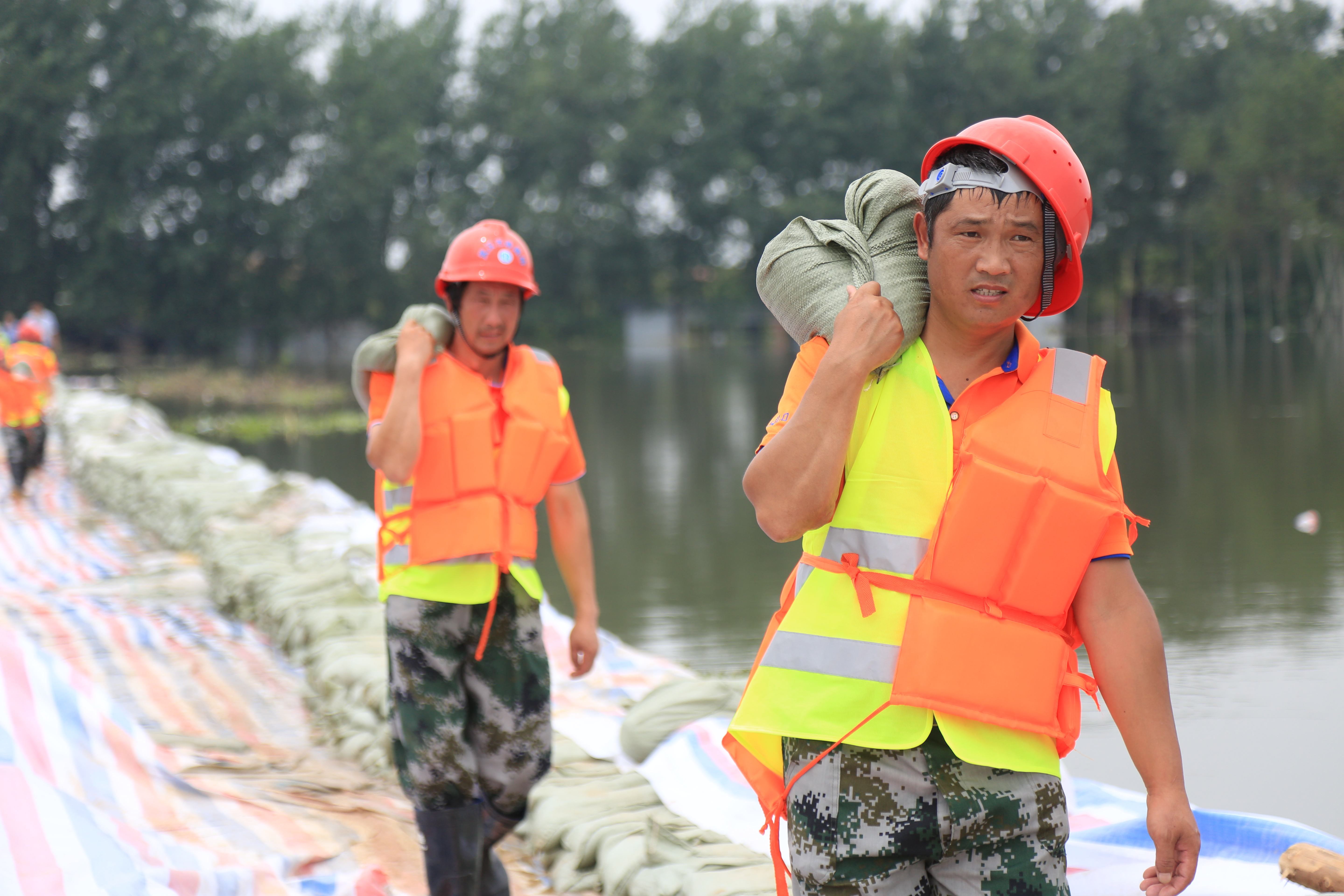 【童家湖抢险】32度高温下的突击队员两小时筑高堤坝20公分，队员们全身汗如雨下.JPG